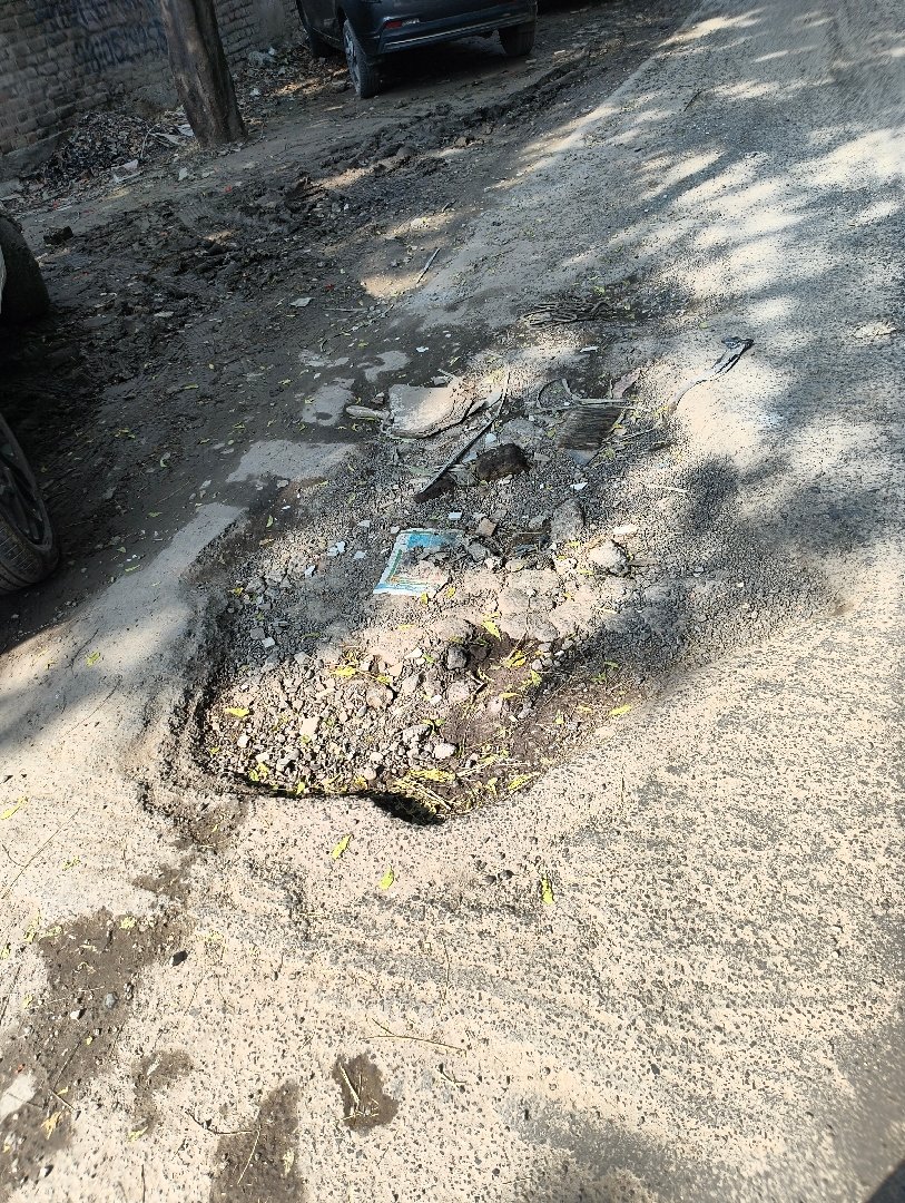 Pot hole sector 5 Vasundhara