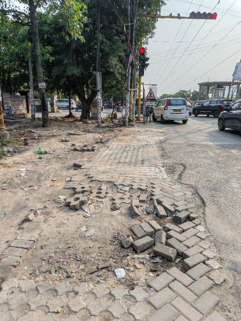 Sector 5 Vasundhara Traffic Light, broken footpath, never repaired